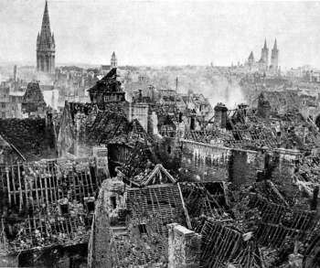 Caen en Normandie en ruines après les bombardements du 8 et 9 juillet 1944